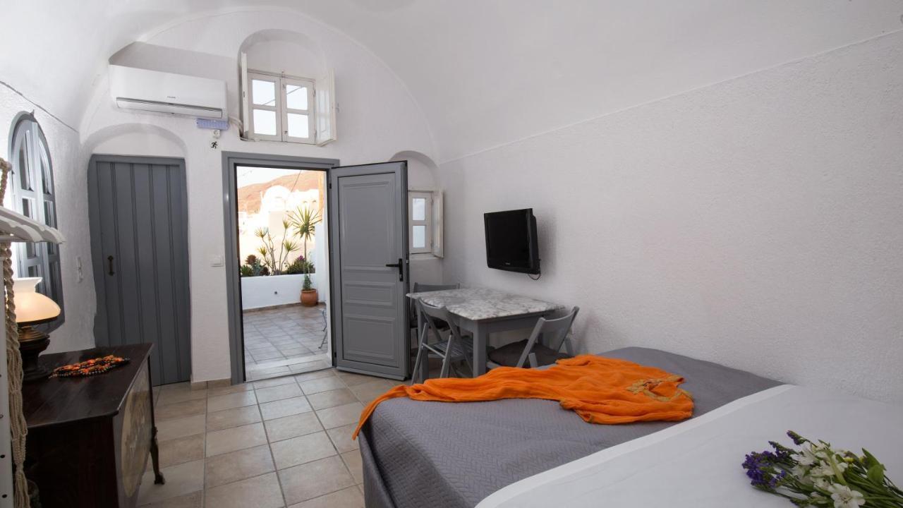 Mylopetres Traditional Finikia Oia (Santorini)