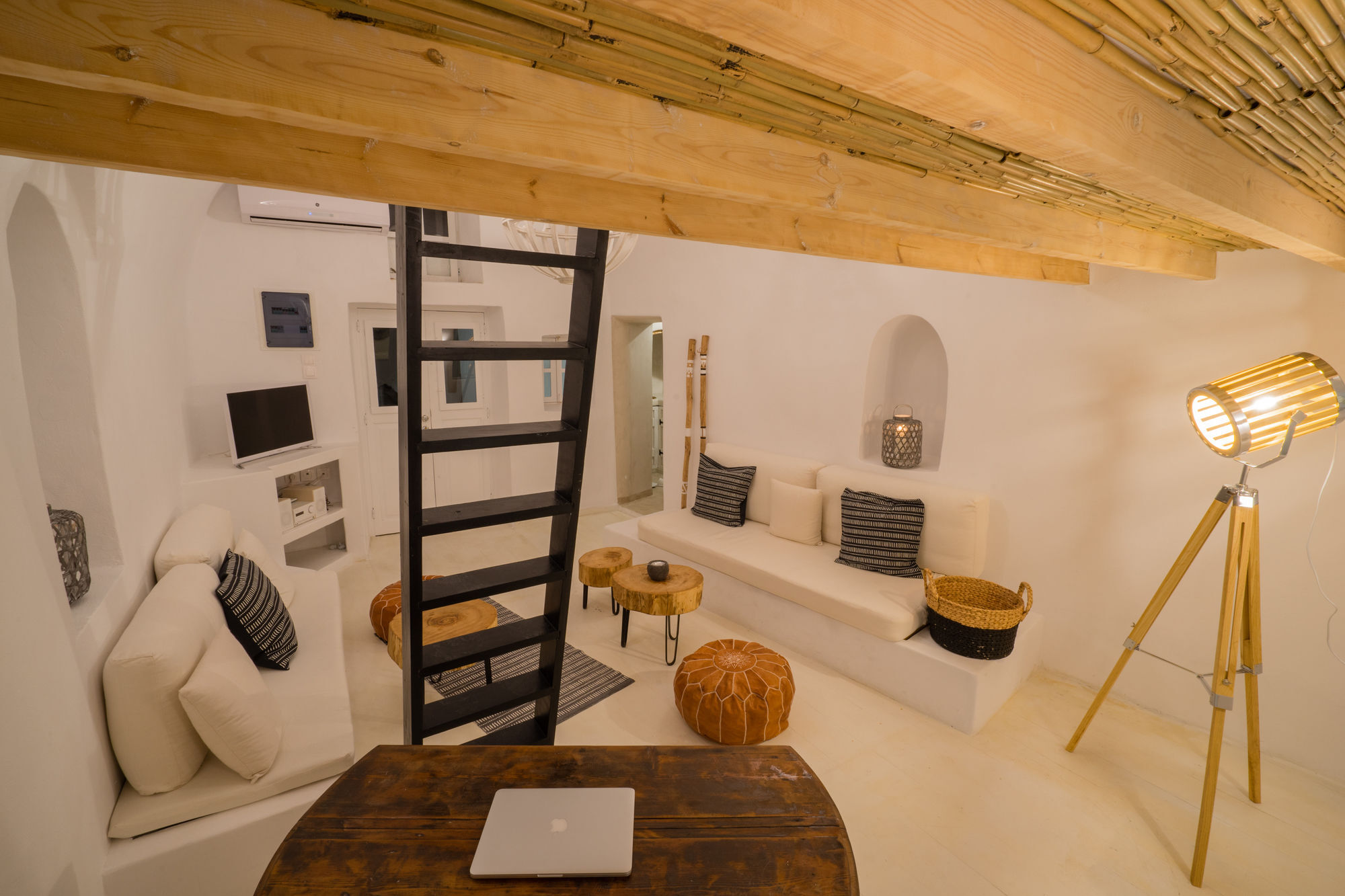 Villa Canvas