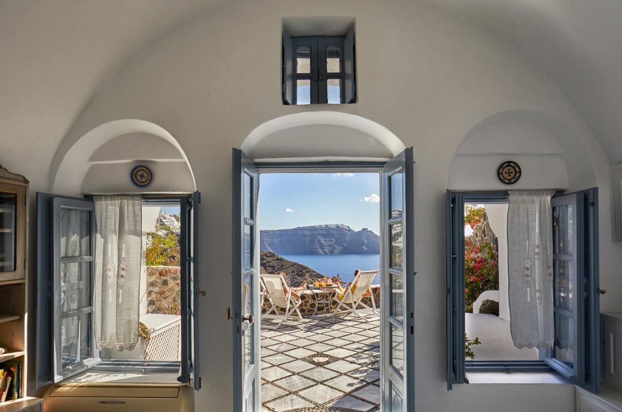 Lava Oia's *