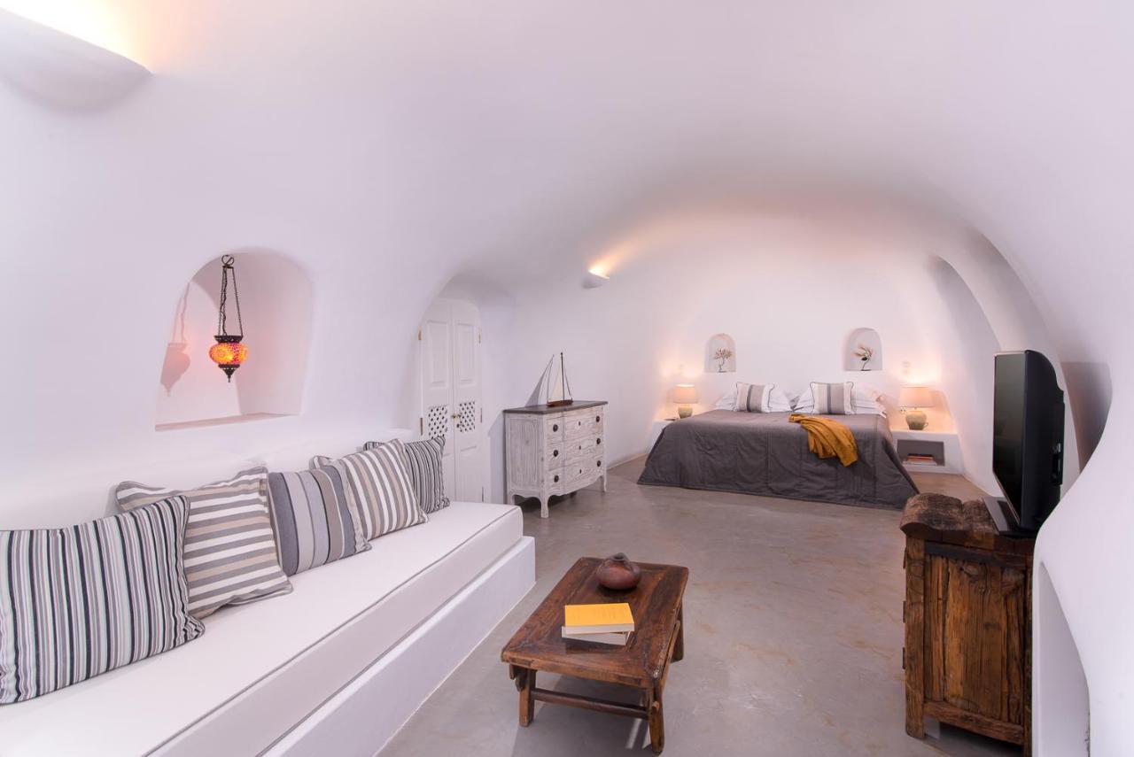 Pezoules Of 4* Oia (Santorini)