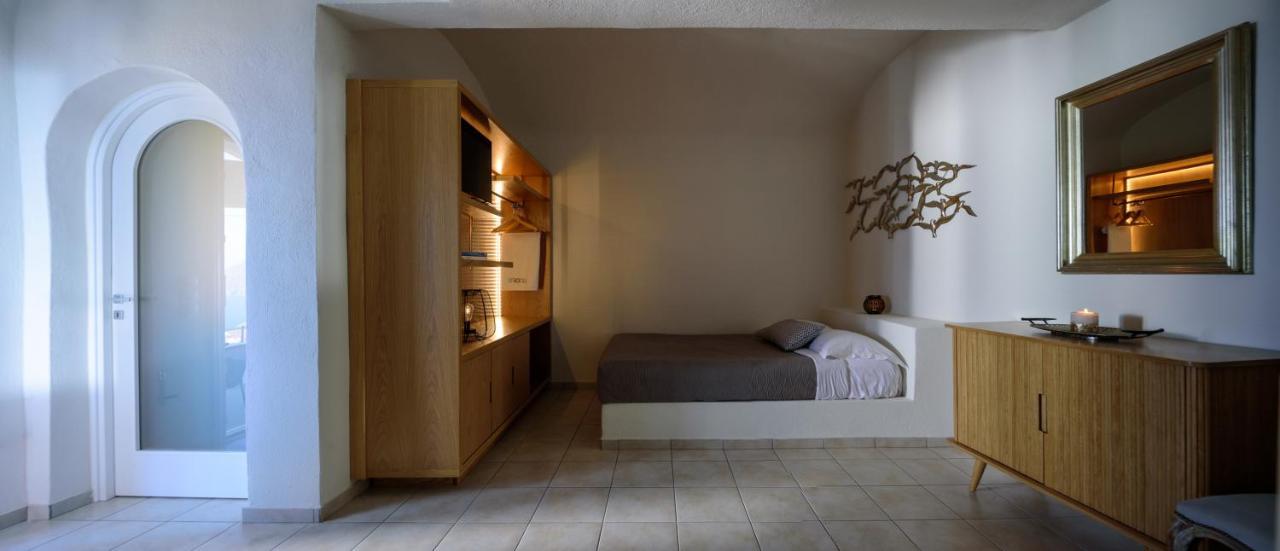 Strogili Aparthotel Oia (Santorini)