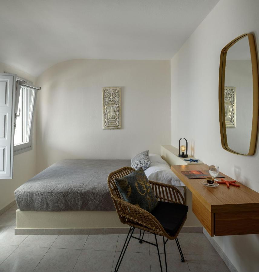 Strogili Aparthotel Oia (Santorini)
