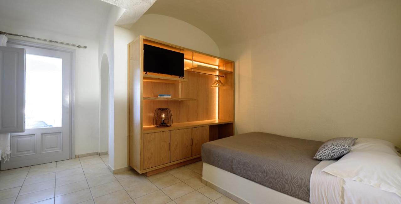 Strogili Aparthotel Oia (Santorini)