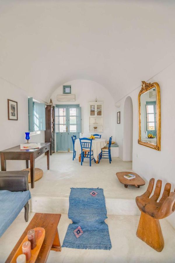 Zoe Aegeas Traditional Oia (Santorini)