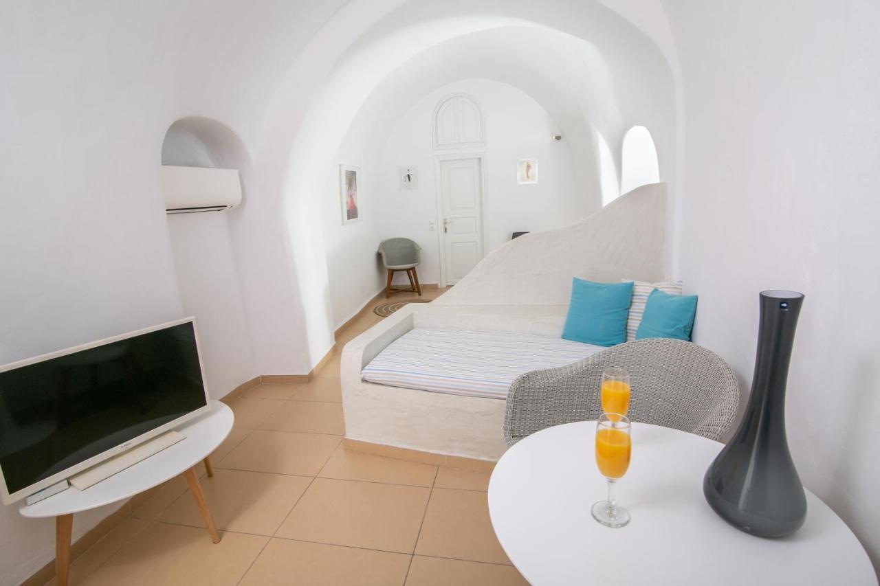Vogue Hotel Oia (Santorini)