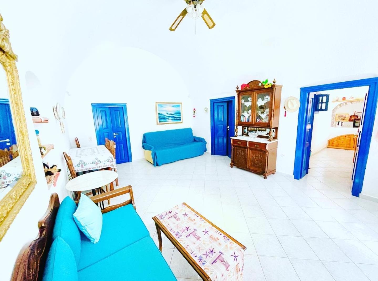 Sunset Queen In Apartment Oia (Santorini)