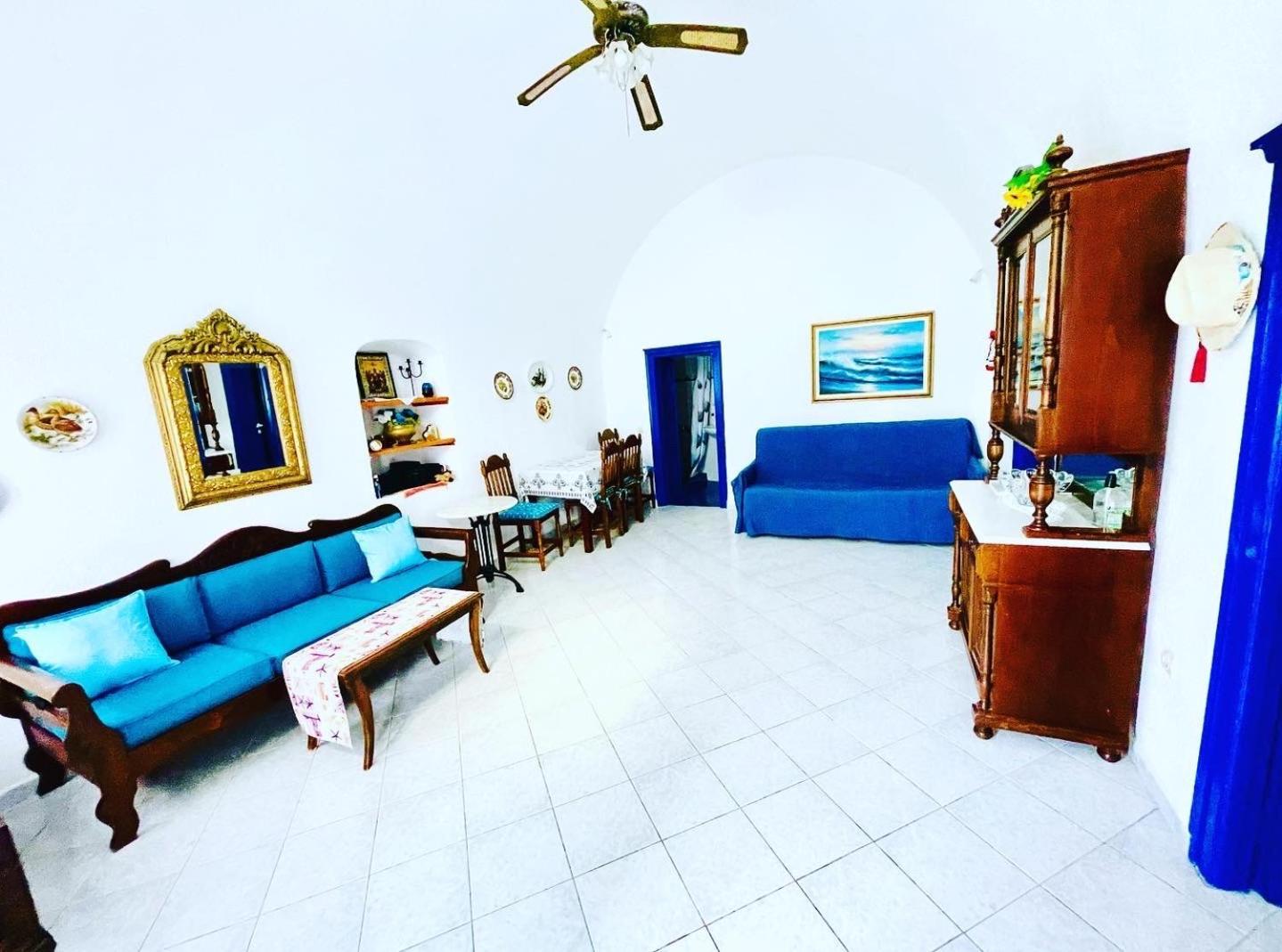 Sunset Queen In Apartment Oia (Santorini)