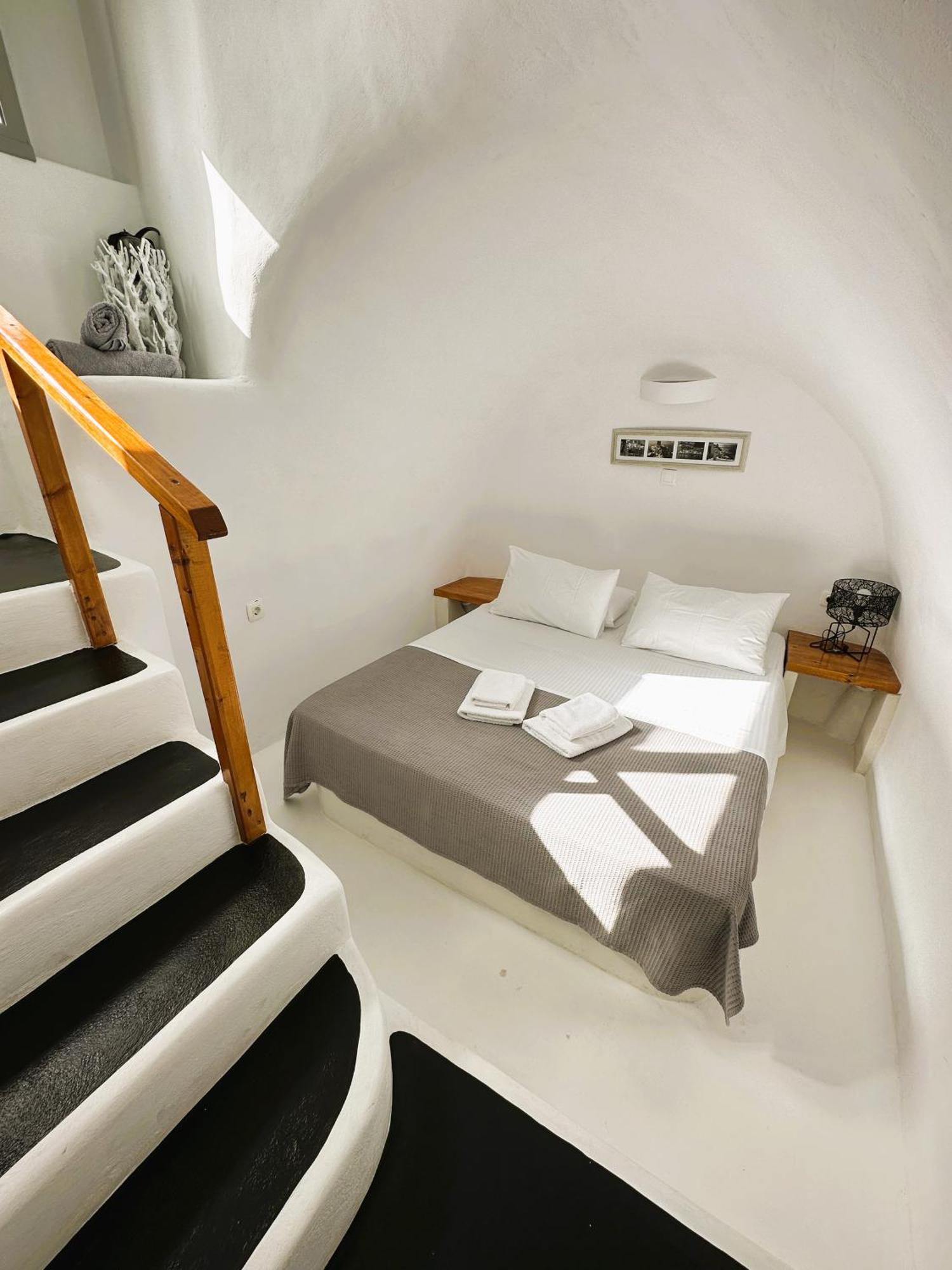 Lioyerma Cave Villa2 With Private Hot Tub Oia (Santorini)