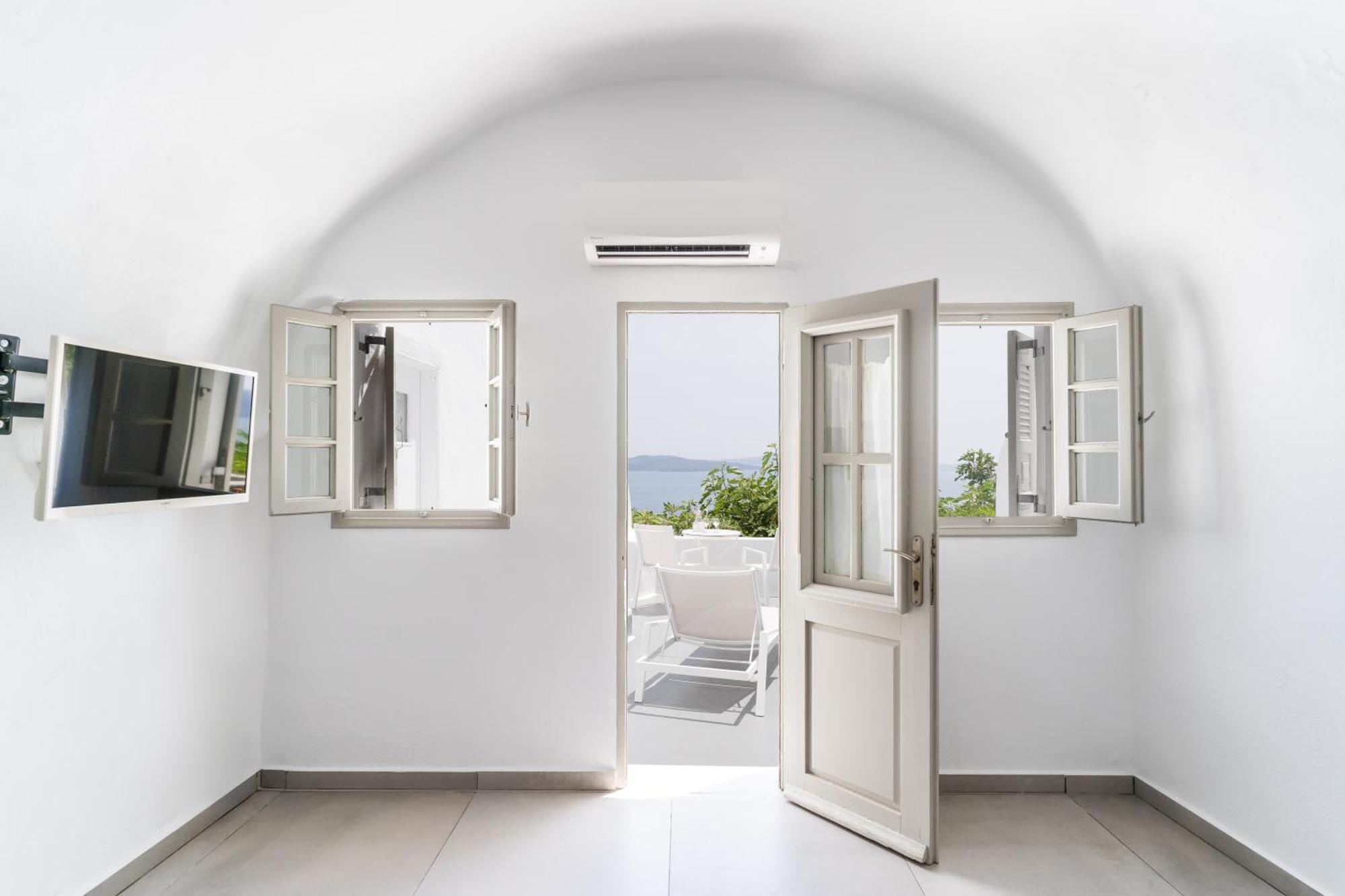 Vogue Oia (Santorini)