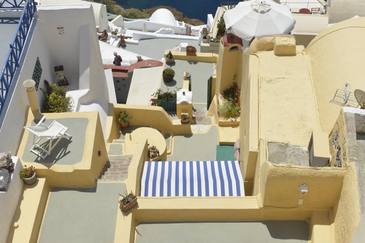 Zoe Aegeas Traditional Oia (Santorini)