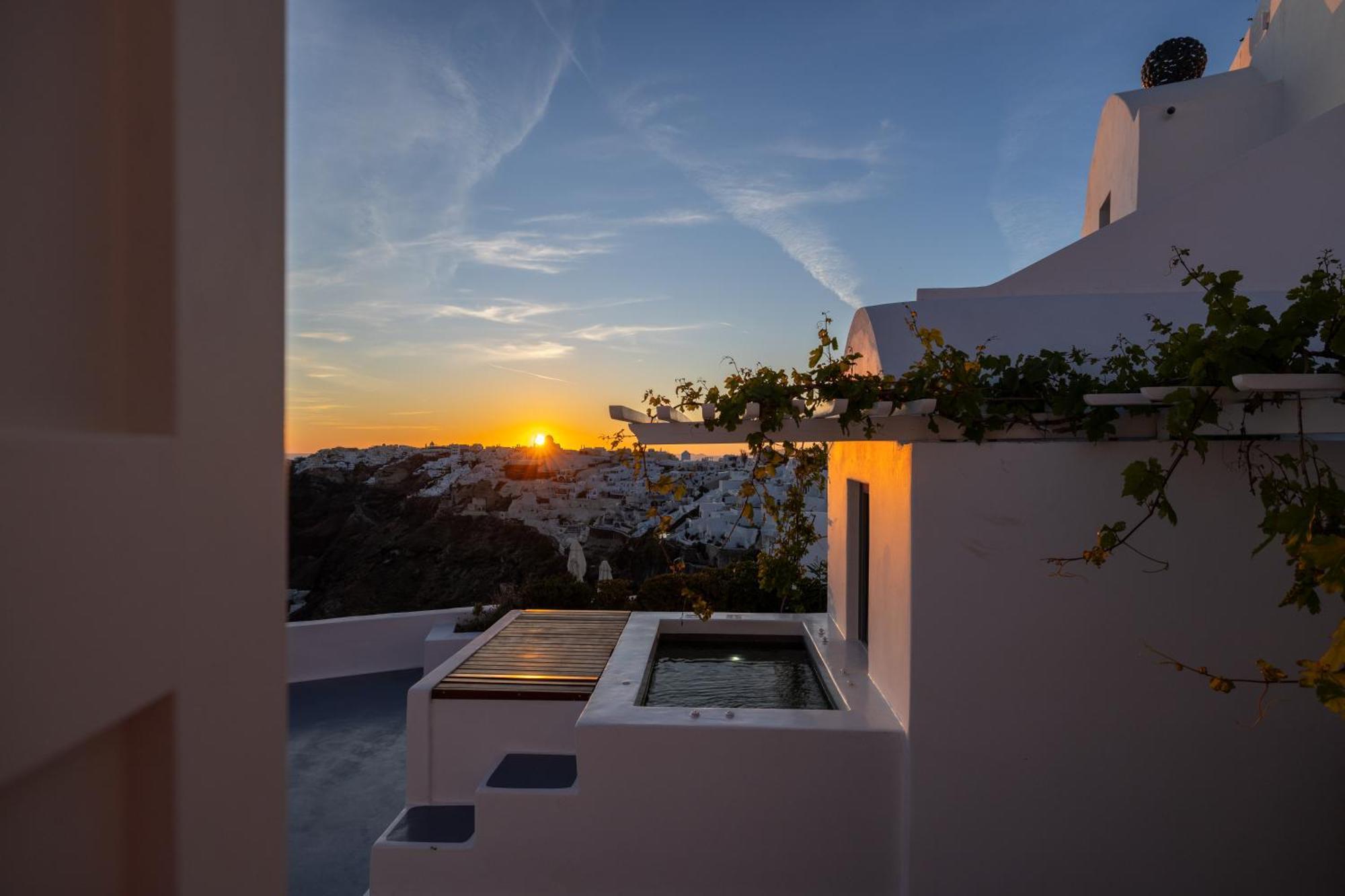Ikies Santorini 4*