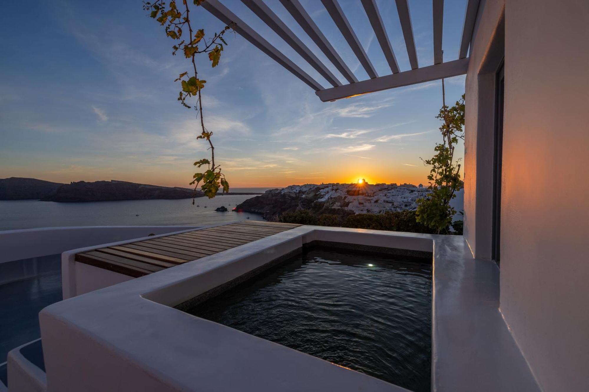 Ikies Santorini 4*