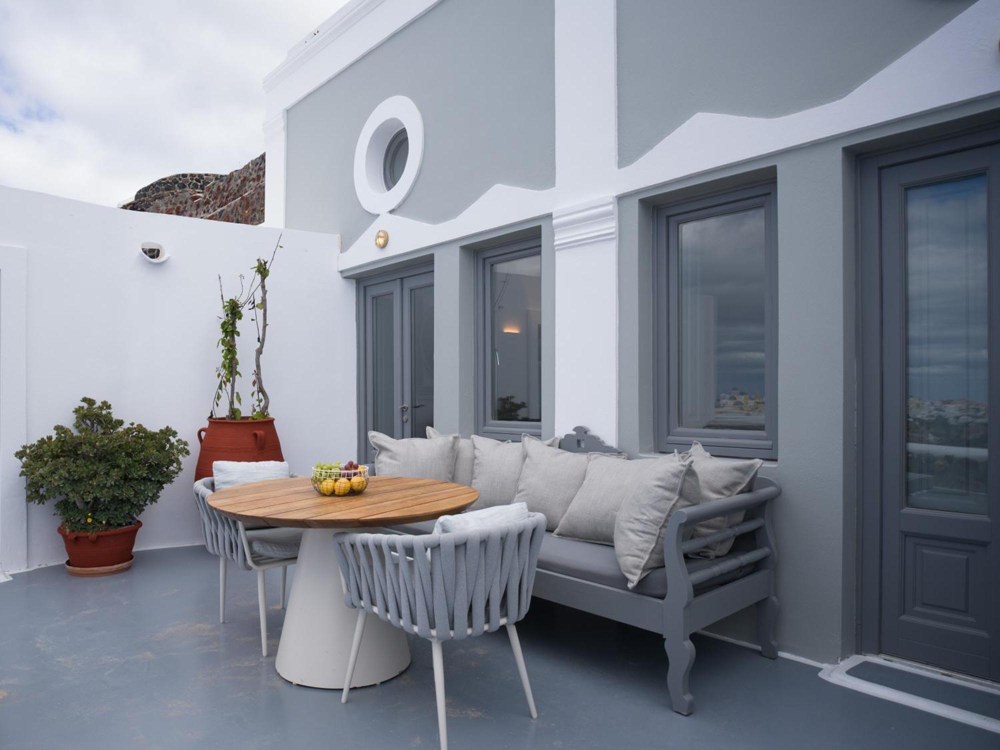 Hotel Ikies Santorini 4*