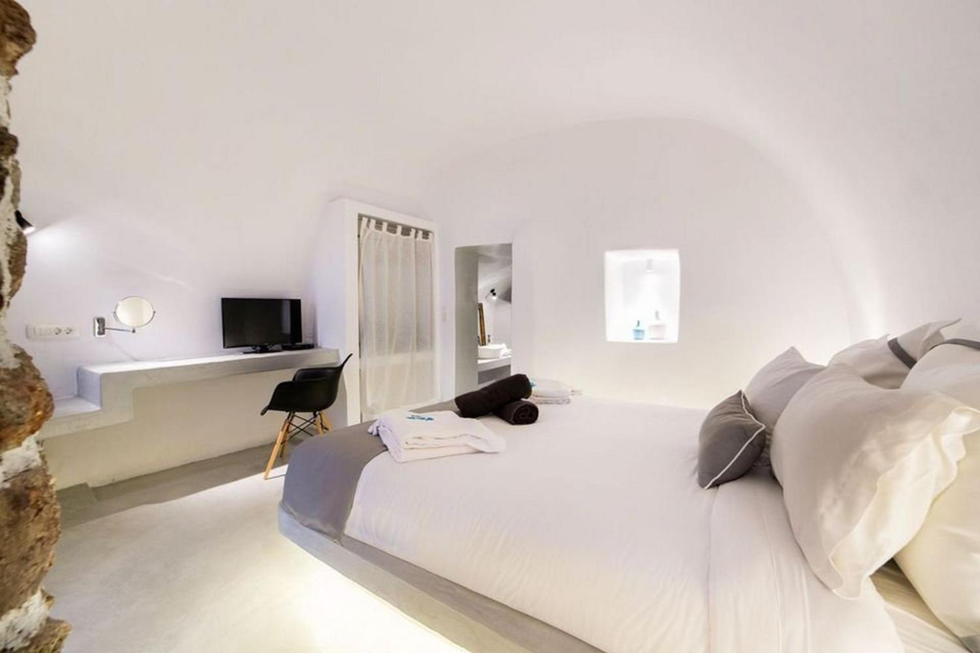 Charming Santorini Yagos 1 Bedroom Min, Children Age 12 Years Private Furnished Balcony With Hot Tub Overlooking The Sea , *