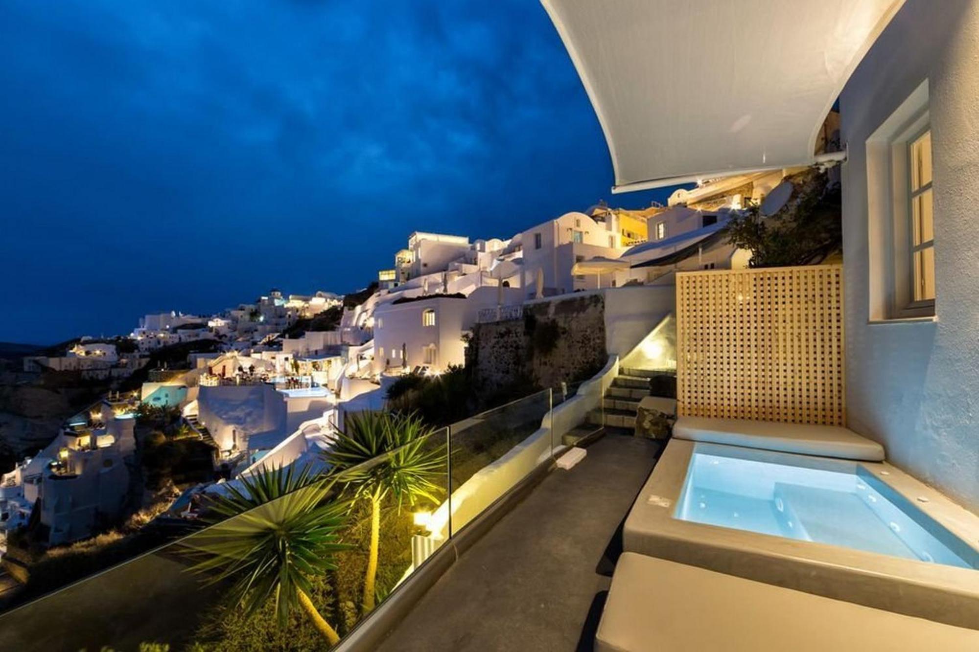 Charming Santorini Yagos 1 Bedroom Min, Children Age 12 Years Private Furnished Balcony With Hot Tub Overlooking The Sea , Villa Oia (Santorini)