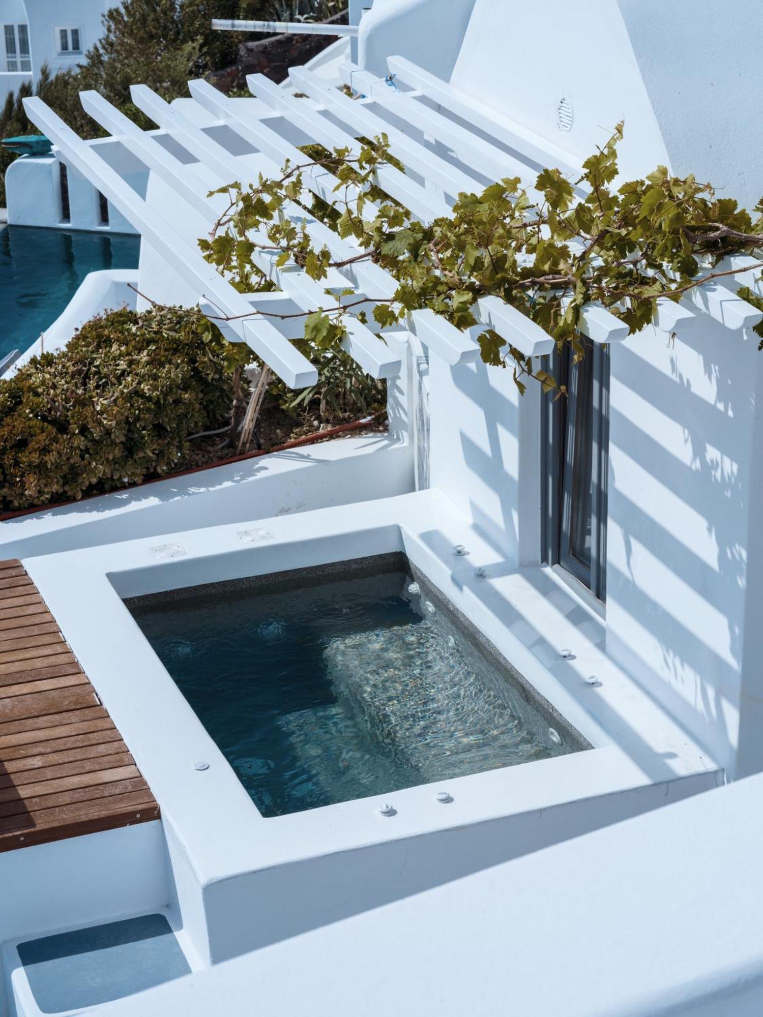 Hotel Ikies Santorini 4*