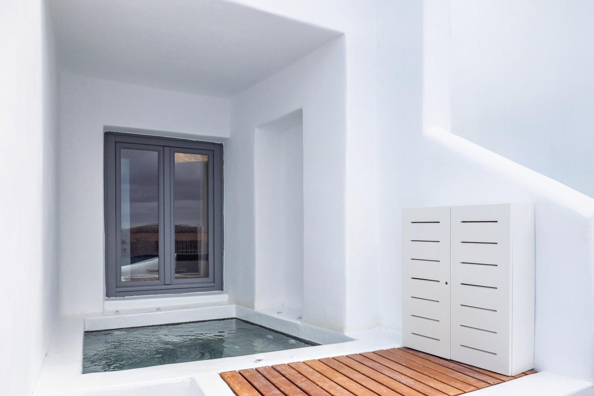 Ikies Santorini Hotel 4*