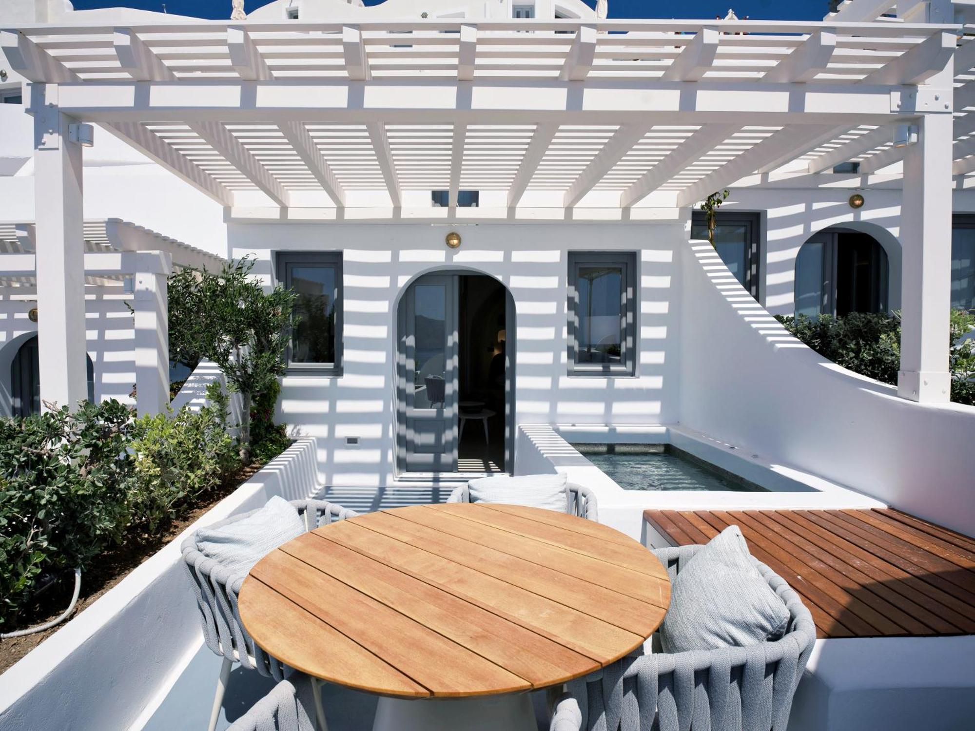 Ikies Santorini Hotel