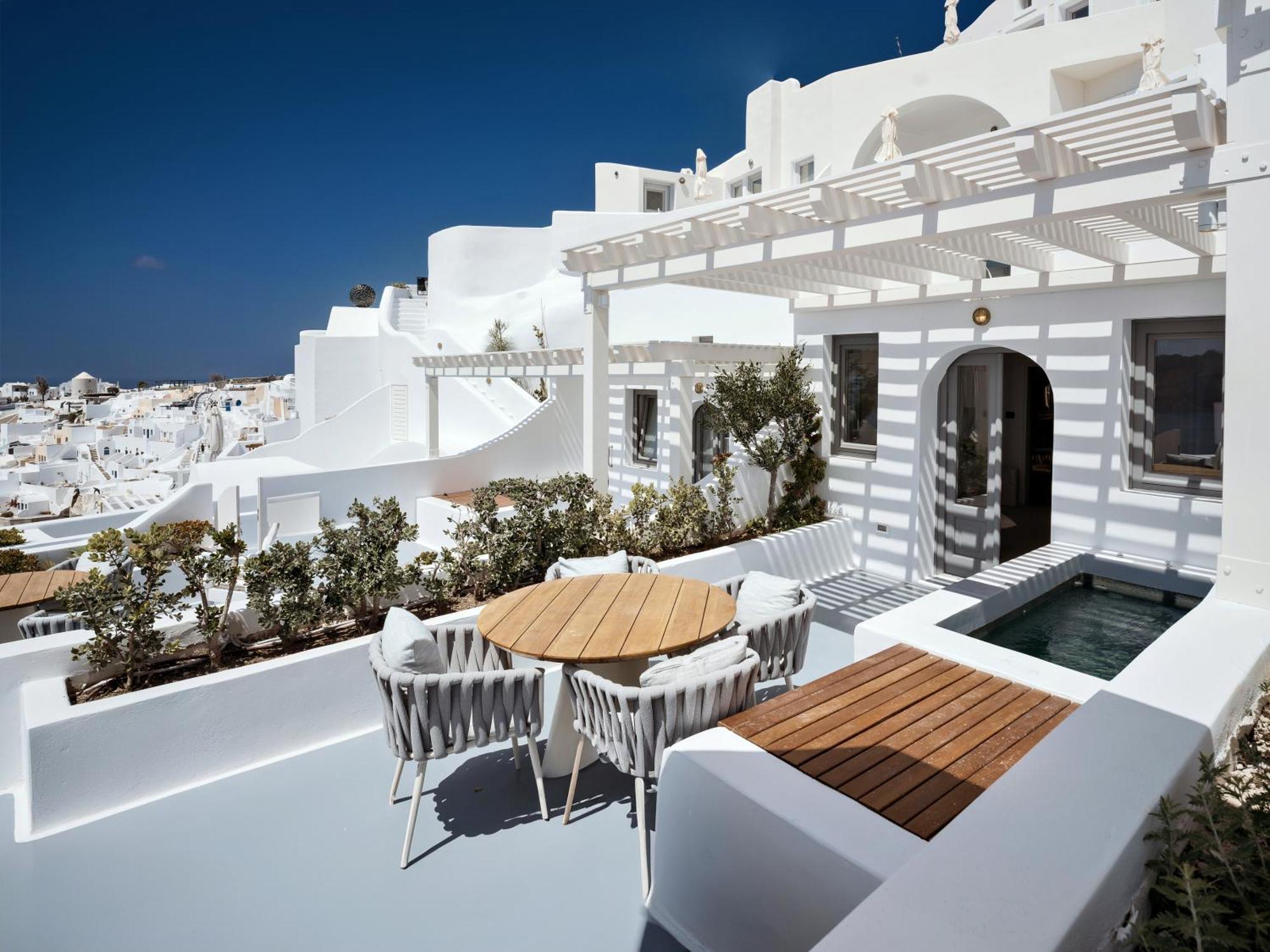 Hotel Ikies Santorini 4*