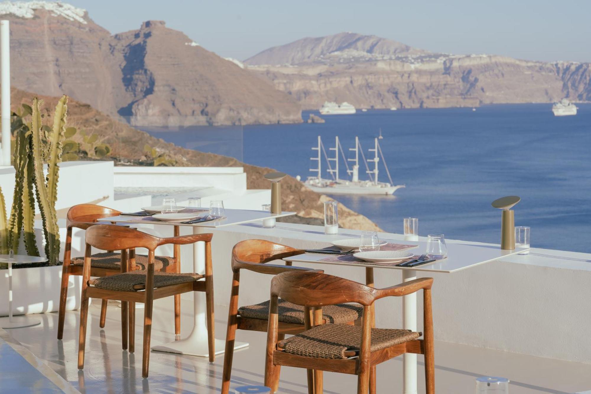The Saint 5* Oia (Santorini)