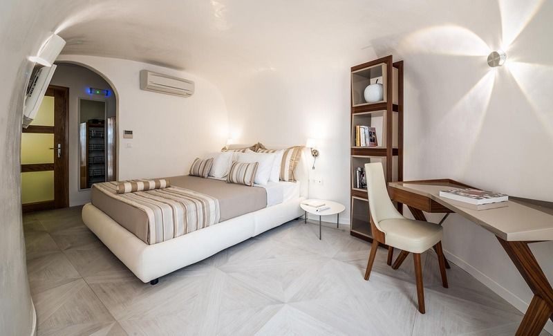 Elite Luxury 4* Oia (Santorini)