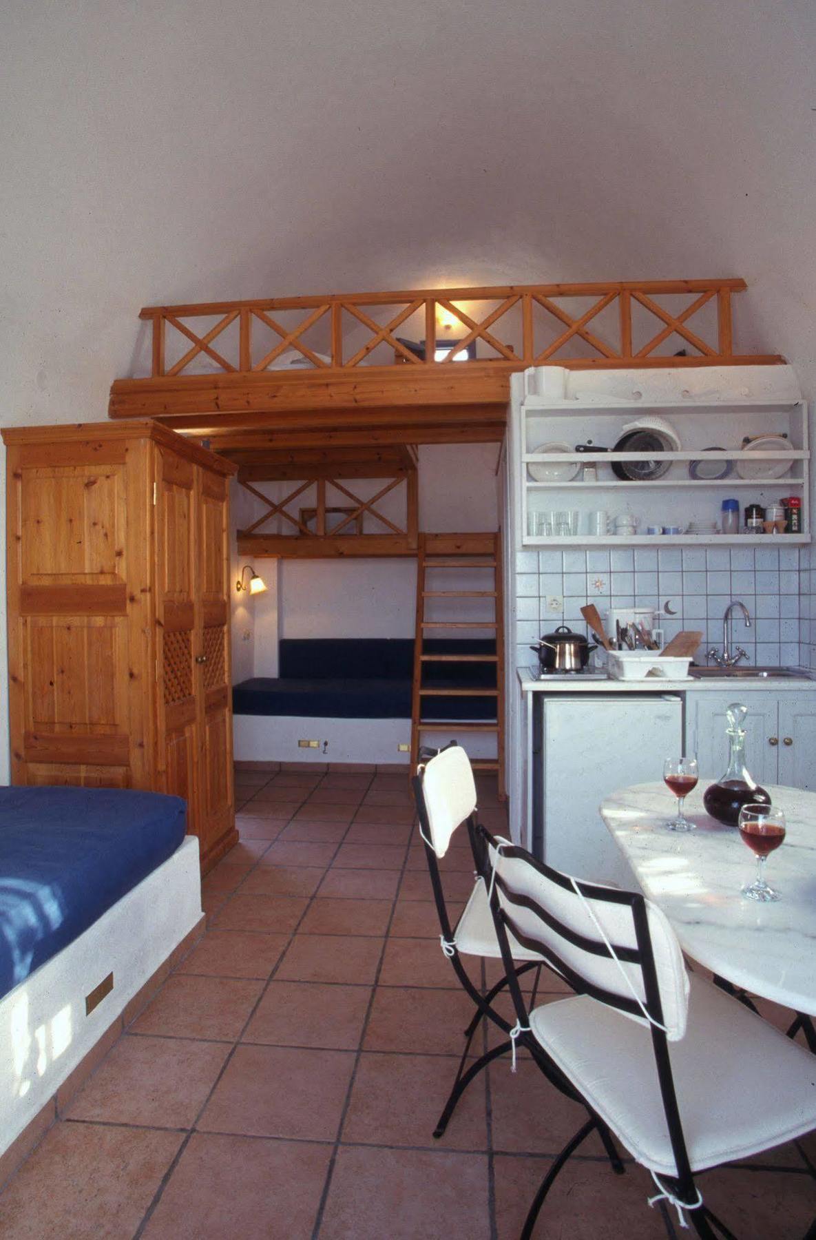 Ecoxenia Oia (Santorini)