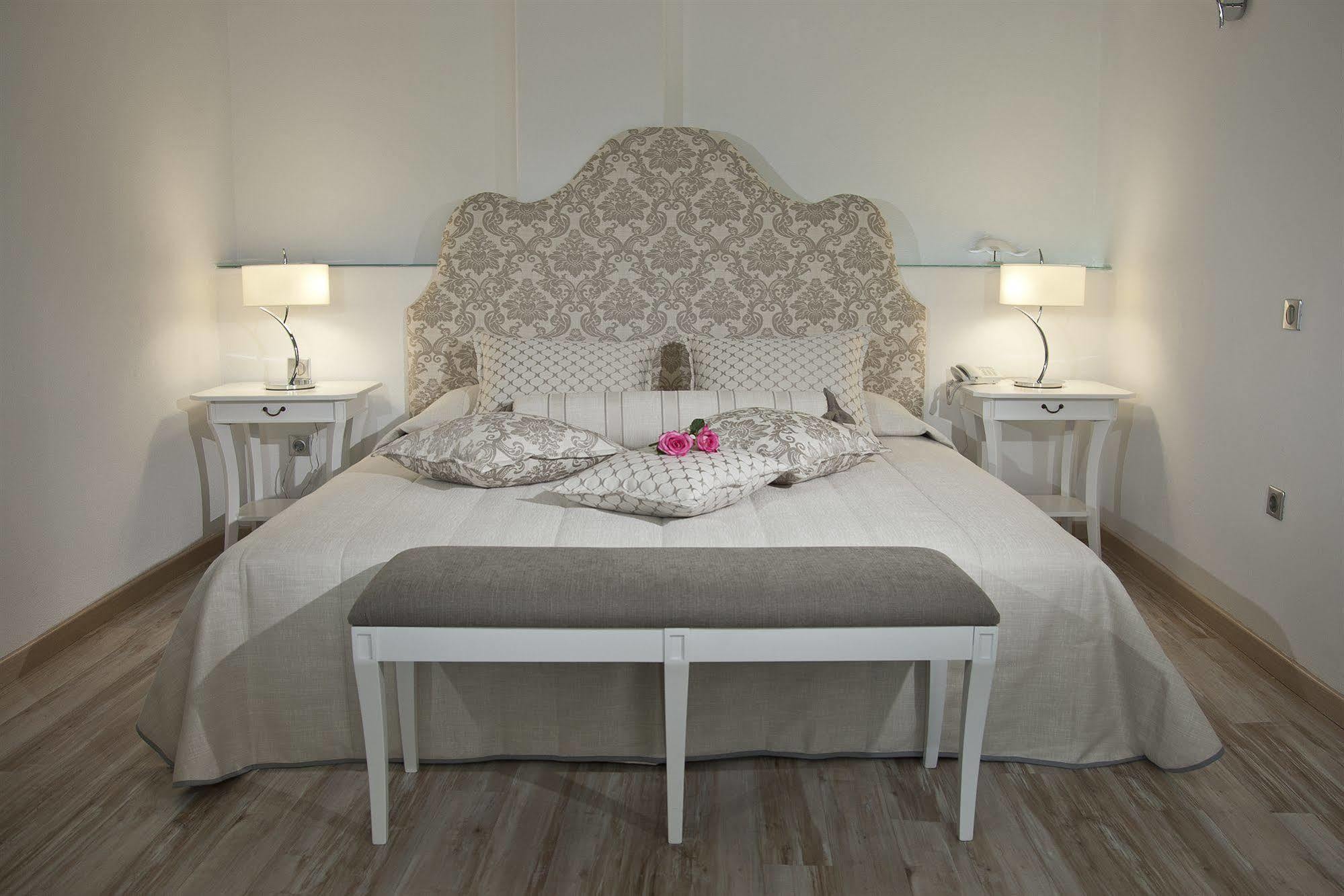 Delfini Aparthotel Oia (Santorini)