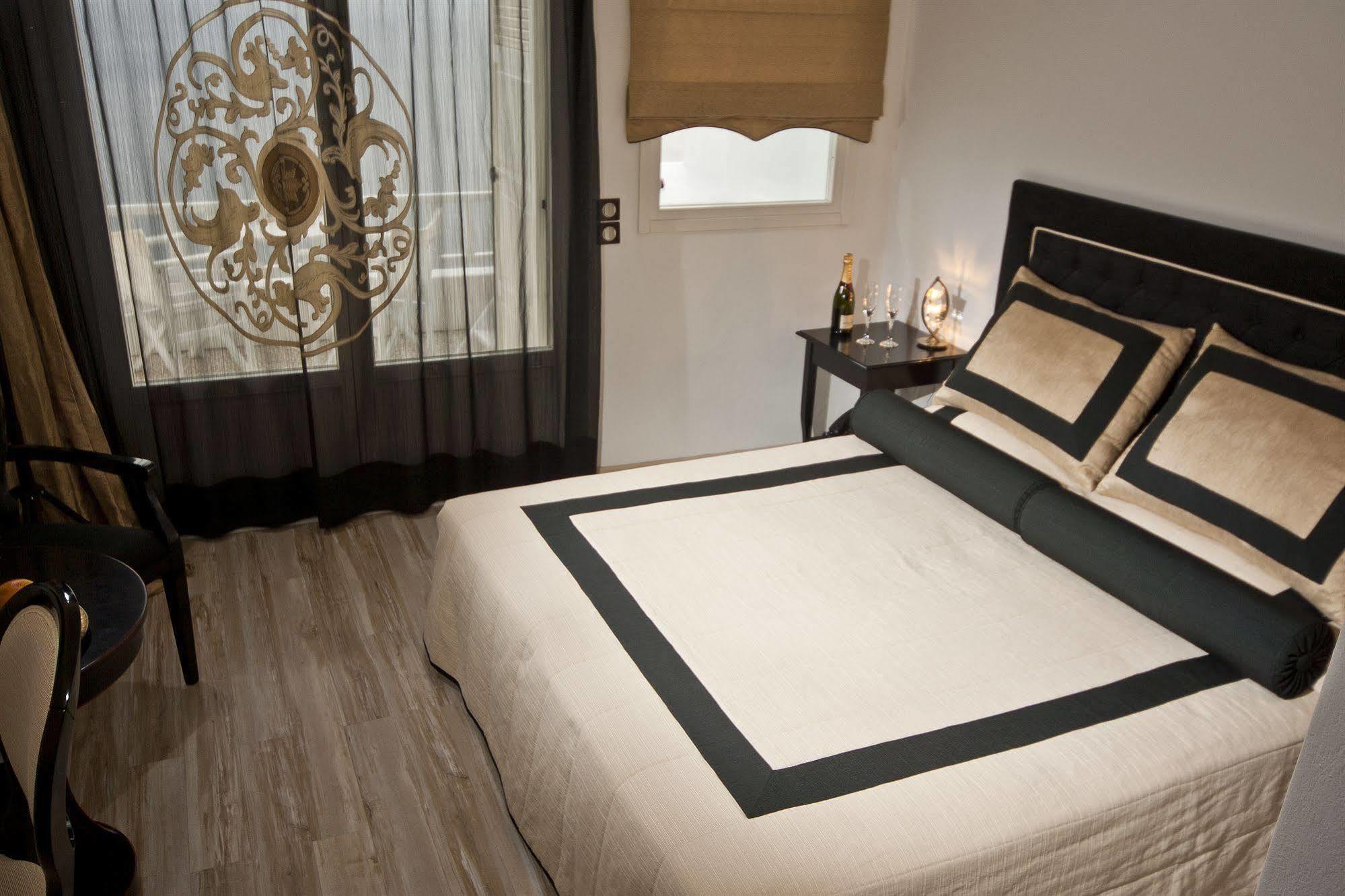 Aparthotel Delfini 3*