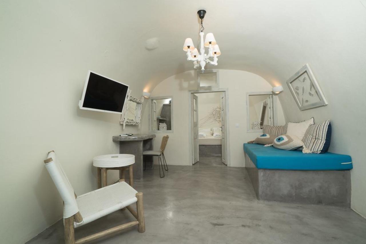 Kaleidoscope Cave Oia (Santorini)