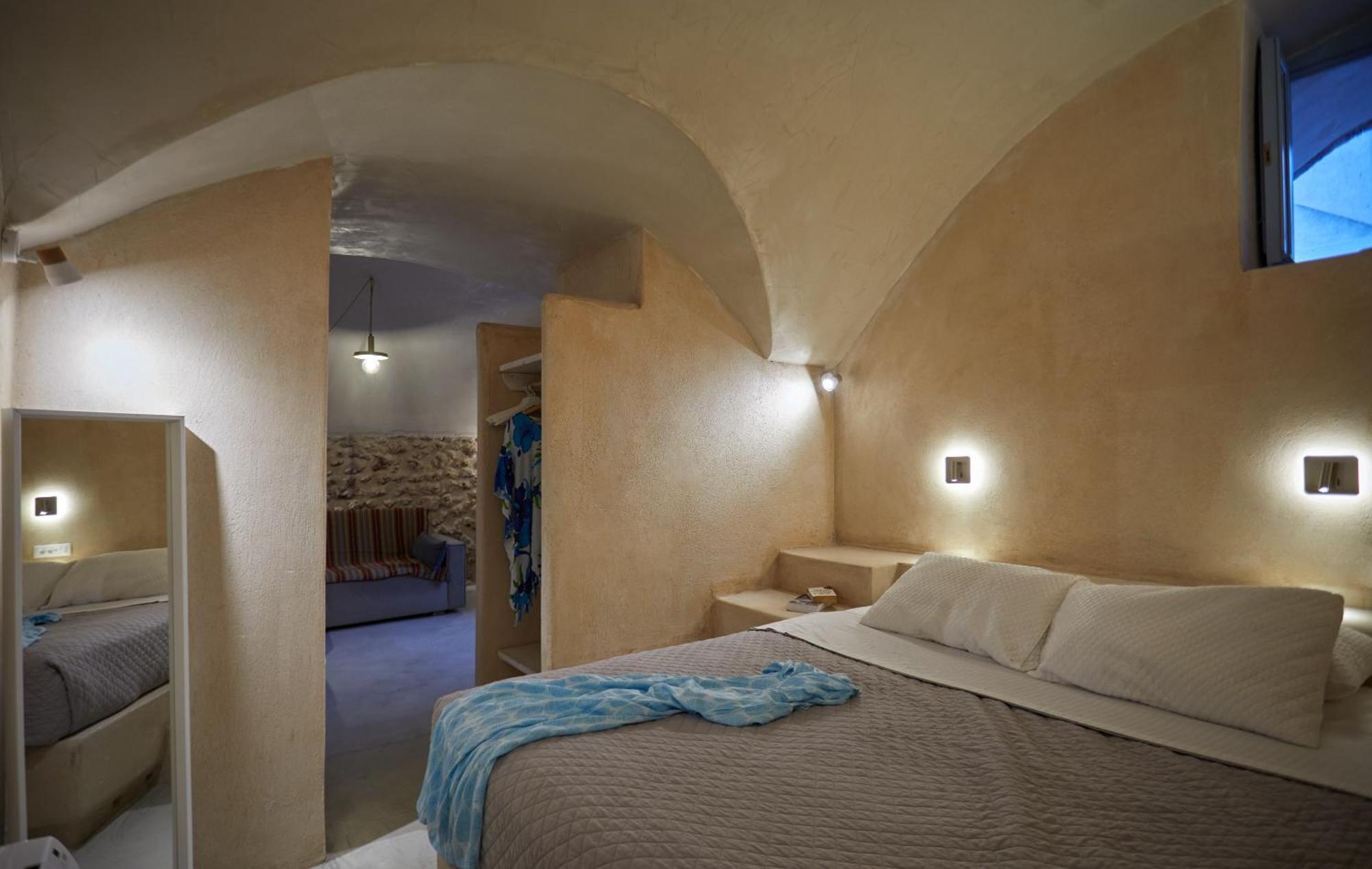 Oia's Cellars * Oía