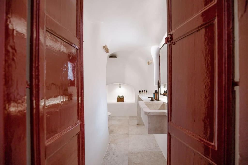 Terracotta Cave House * Oia (Santorini)