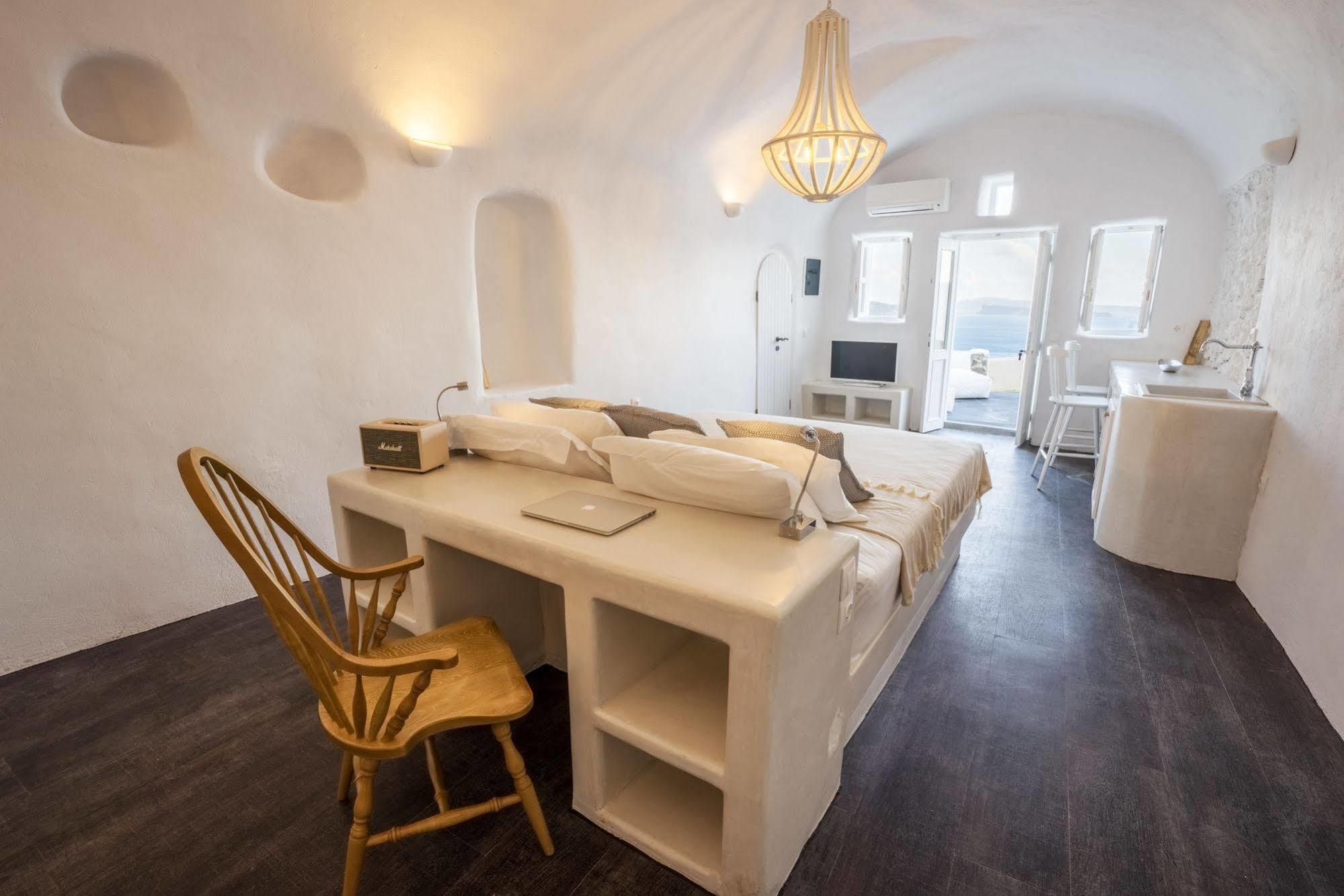 Gaia Suites Oia (Santorini)
