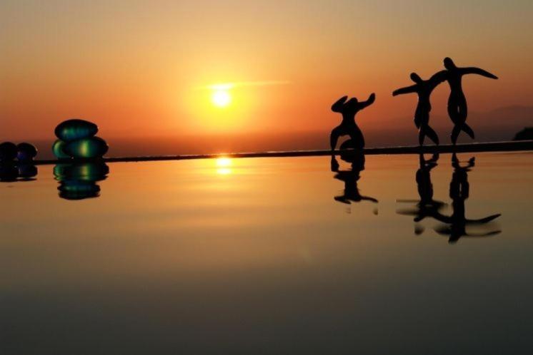 Expert Picks for the Best Hotels in Oia Caldera